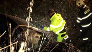 Mladý Zvolenčan podcenil šmykľavé cesty. S autom skončil v ľadovej vode potoka