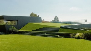 Akoby sa v dome v Los Angeles starali o trávnik pinzetou