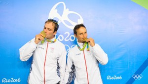 Zlatí Škantárovci. Z medaile sa tešili rodiny víťazov, fanúšikovia i vodáci