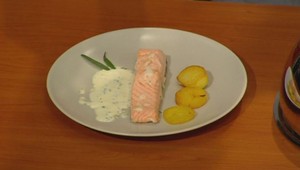 Losos s falošným ghee a smotanovou omáčkou na opečených zemiačkoch