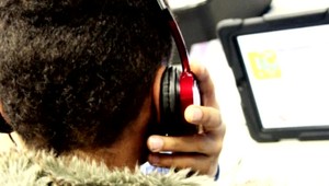 Muž v spánku prehltol slúchadlo. Fungovalo mu aj v žalúdku