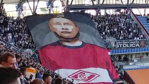 Poľskí futbaloví ultras obesili Putina: Drsný odkaz tvrdého jadra Moskve