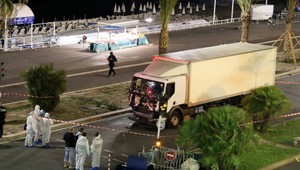 Teroristický útok vo Francúzsku: Desiatky ľudí zrazil a zabil kamión v Nice