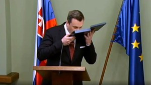 Manželka dôstojníka kapitánovi Dankovi: Hanbím sa za vás