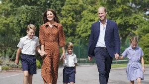 Kráľovské deti začali chodiť do novej školy. William perlil, Louis mu odmietol dať ruku