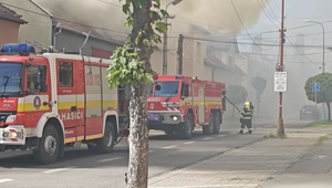 Explodujúce náboje vydesili obyvateľov, majiteľ sa snažil oheň uhasiť sám