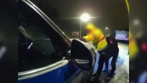 VIDEO: Všímavý svedok pomohol chytiť lúpežníkov. Polícia zadržala dvojicu mladíkov