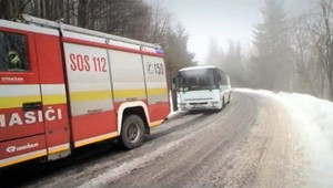 Pod Skalkou začal horieť autobus, školáci museli vystúpiť