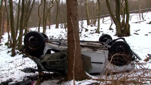 Ťažko zranený mladík prežil vo vraku auta 10 hodín. Kúril si hračkami