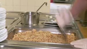 Deti dostanú síce kvalitnejší obed, no bude drahší. Rodičia si niekde priplatia aj o polovicu viac