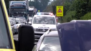 Strhol volant, ale aj tak čelnej zrážke nezabránil. V jednom z havarovaných vozidiel bolo aj malé dieťa