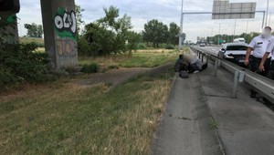 Naháňačka pri bratislavskom obchvate. Policajti zadržali skupiny mladých migrantov