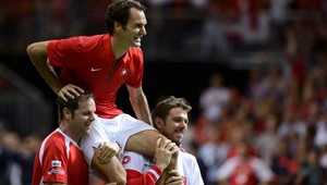 Nepostrádateľný! Federera nosili Helvéti po zápase na rukách