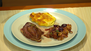 Kačacie prsia s hroznovou prílohou a zemiakovým pampúchom