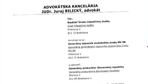 Kto klame? Manželka policajta, ktorý mal zneužívať Santusovú, posiela odkaz