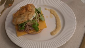 PREDJEDLO - Oškvarkový pagáč s trhaným bravčovým mäsom