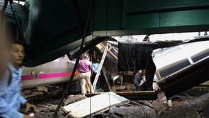 Vyšetrovatelia zistujú, prečo vlak do stanice vletel a nezastavil ho brzdový systém