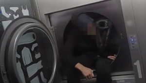 VIDEO: Polícia zažila zvláštny zásah. Muž si ustlal vo verejnej sušičke