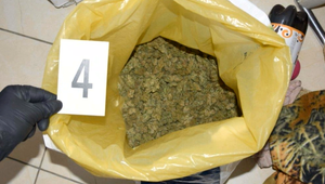 V byte mladého Lučenčana našli množstvo drog i nemalú hotovosť. Išlo o plánovanú akciu