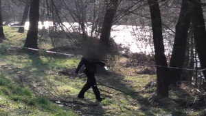 Dobitého a utopeného muža našli v rieke len pár metrov od školy