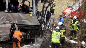 VIDEO. Autobus s deťmi vyletel do rokliny, 5 mŕtvych!