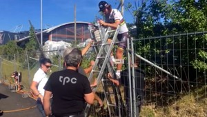 Peter Sagan musel preliezať plot, aby sa dostal na pódium