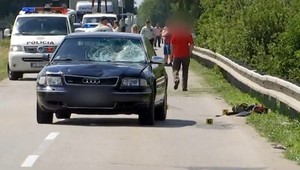 Pri Kolárove zrazilo auto cestára, so zranenou hlavou skončil v nemocnici