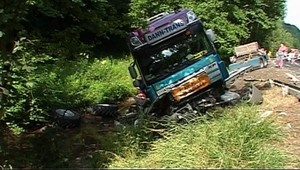 Auto skončilo zakliesnené pod kamiónom. Vodič auta neprežil