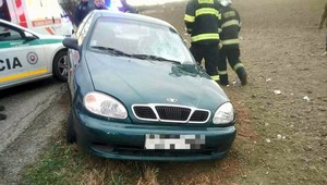 Pri Nižnej Myšli vrazilo auto do ľudí, sanitky odvážali zranených