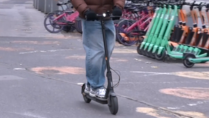 Polícia sa pozrela a dodržiavanie pravidiel u kolobežkárov v meste