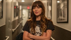 Dakota Johnson provokuje v dráždivej spodnej bielizni v traileri k filmu The Nowhere Inn: S kým sa ocitne v posteli?