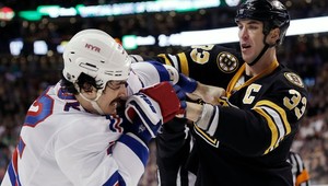 VIDEO. Chára: Víťazný gól, asistencia, bitka. Hetrik Gordieho Howea!