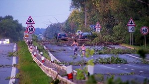 Pohroma v Košiciach! Na jazdiace autá padali obrovské stromy