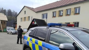 Rozruch vo volebnej komisii: Jeden z členov prišiel v takomto tričku