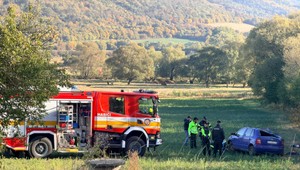 Bežec našiel v poli prevrátené auto. Vodič bol bez známok života