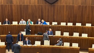 Poslanci schválili skrátené legislatívne konanie pre Matovičovo krúžkovné, ropu, ale aj Krajniakove škôlky