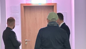 Policajt obvinený z úplatkárstva bol znova pred súdom. Do väzby však nepôjde