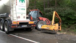 Kamión sa zrazil s traktorom. Jeden z vodičov utrpel vážne zranenia