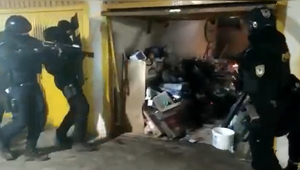 VIDEO: “Dokopem ťa ty kok**." Po vyhrážkach novinárovi a záchranárom Bohuslava zadržali kukláči