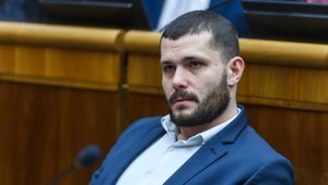 Polícia zadržala podozrivého, ktorý sa mal vyhrážať poslancovi Glückovi