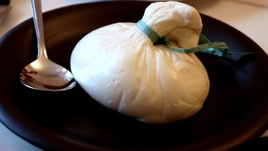 Recept šéfkuchára Massima. Vyprážané tekvicové kvety plnené mozzarelou