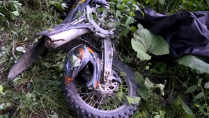 Mladý muž zomrel cestou ku kamarátovi. Na motorke, ktorú mal tri dni, podvečer havaroval, našli ho až nadránom