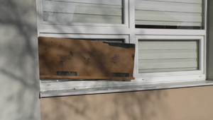 V meste vyčíňal vandal. Škody narobil v škole, lekárni, potravinách aj v kostole