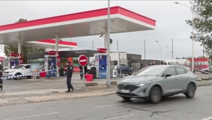 Po streľbe na predmestí Paríža zadržali ďalších troch ľudí. Medzi nimi sú príbuzní a priatelia útočníka