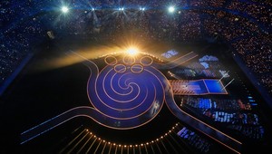 Olympijský oheň horí, zapálili ho legendárni lyžiari