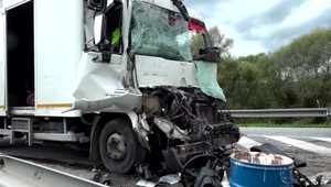 Tragická nehoda pri Oškerde. Nákladiak zozadu narazil do kamióna