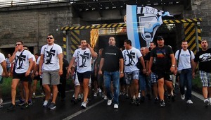 V Žiline pred zápasom vyčíňali grobari, rozbíjali autá a okná