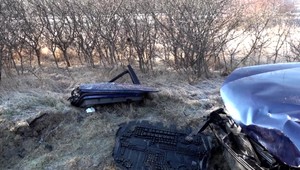 Nehoda na klzkej ceste:  Čelná zrážka v protismere