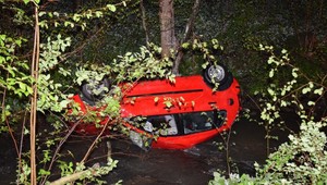 Skončil v potoku a na streche auta. Cesty si vyžiadali 18-ročnú obeť