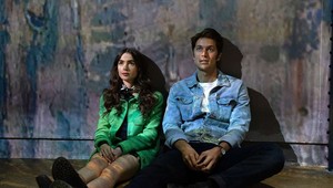 Seriál Emily in Paris vyvolal rozruch!  Zásluhu na tom má aj francúzsky herec Lucas Bravo